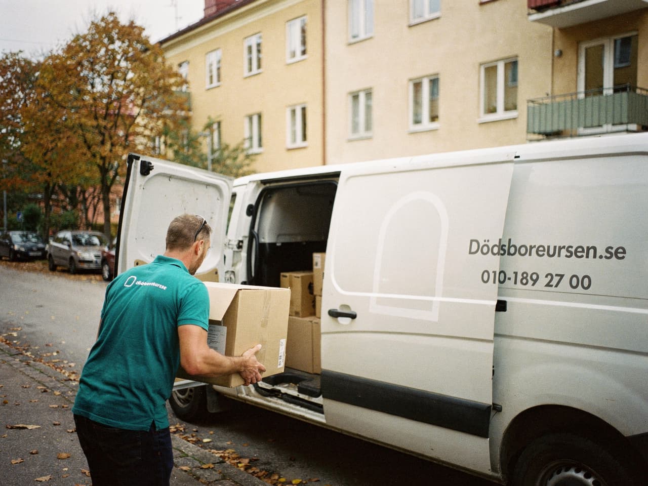 Dödsboresursens servicebil på en bostadsgata i Ystad