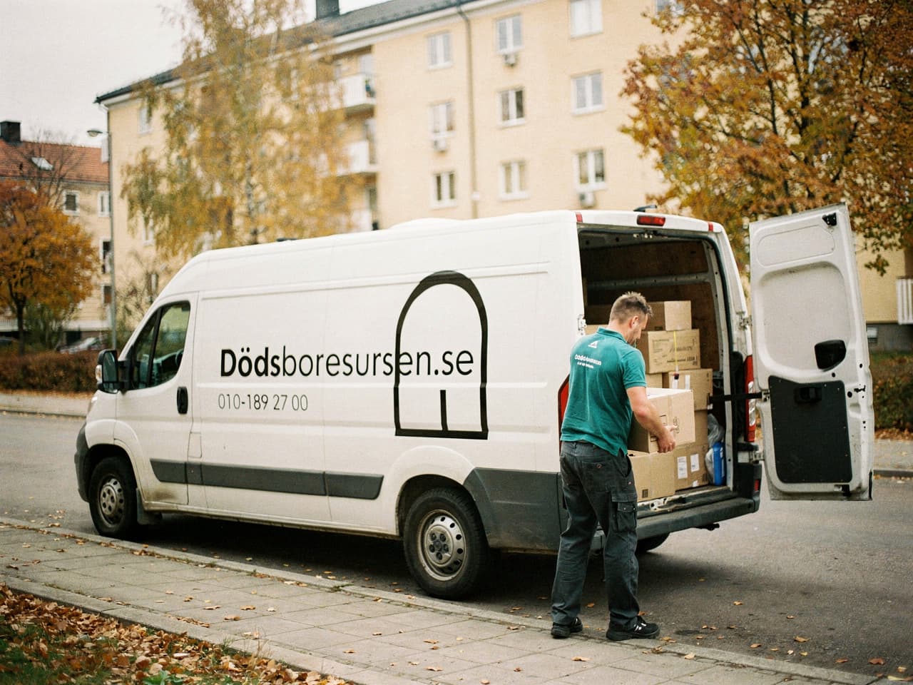 Dödsboresursens servicebil på en bostadsgata i Boden