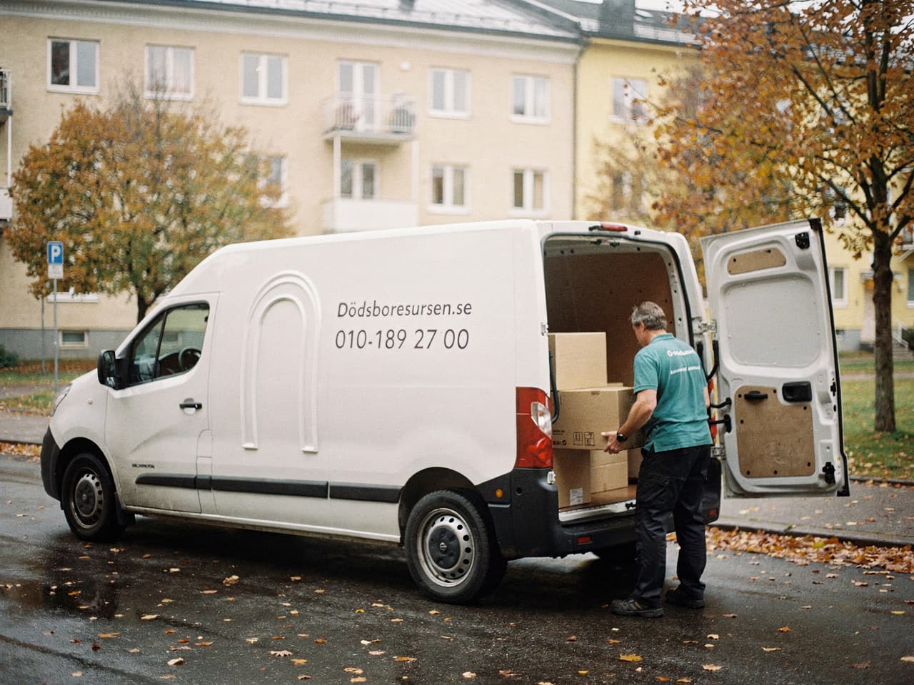 Dödsboresursens servicebil på en bostadsgata i Enköping