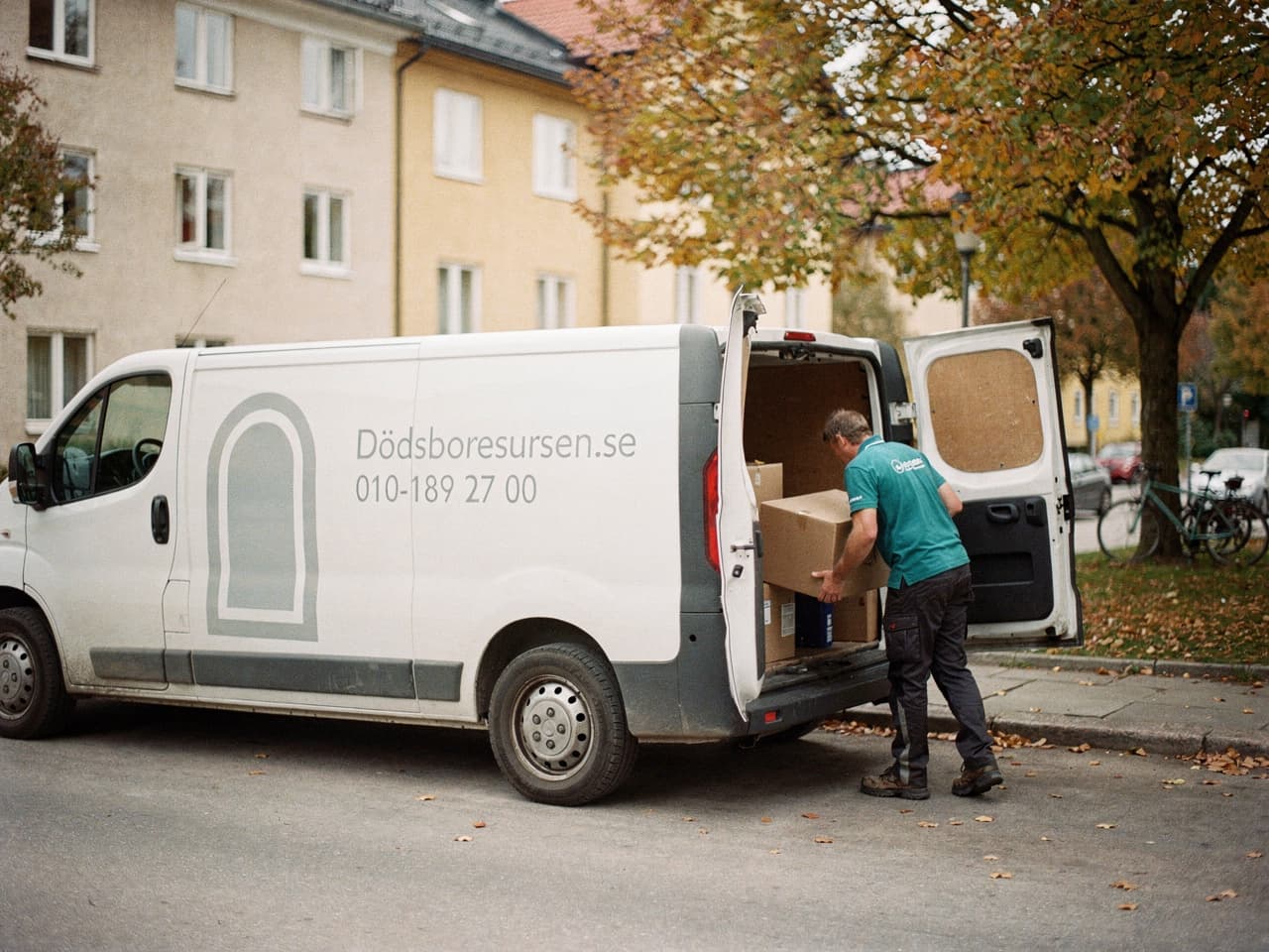 Dödsboresursens servicebil på en bostadsgata i Finspång