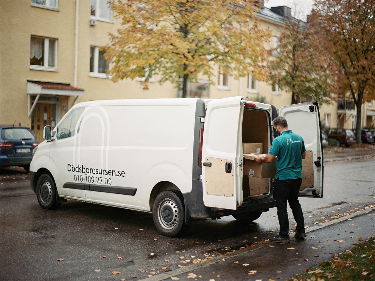 Dödsboresursens servicebil på en bostadsgata i Höganäs
