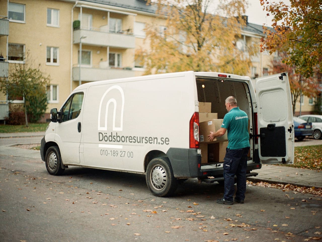 Dödsboresursens servicebil på en bostadsgata i Karlshamn