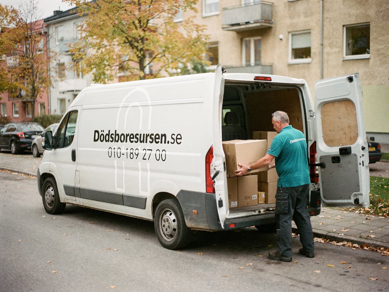Dödsboresursens servicebil på en bostadsgata i Katrineholm