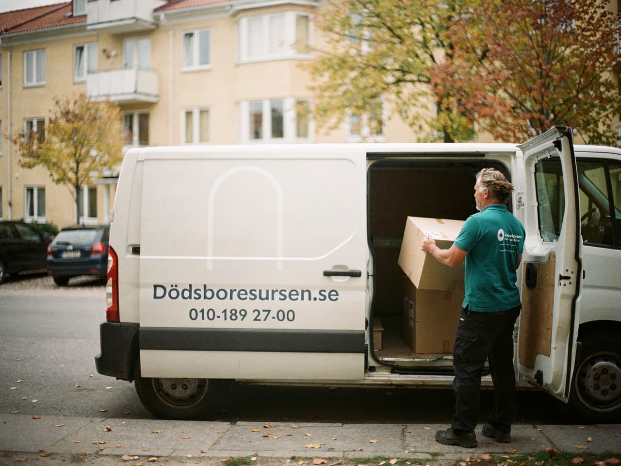 Dödsboresursens servicebil på en bostadsgata i Köping