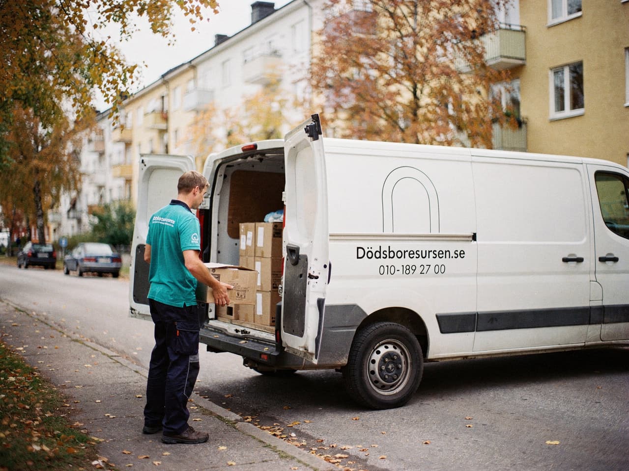 Dödsboresursens servicebil på en bostadsgata i Kungälv