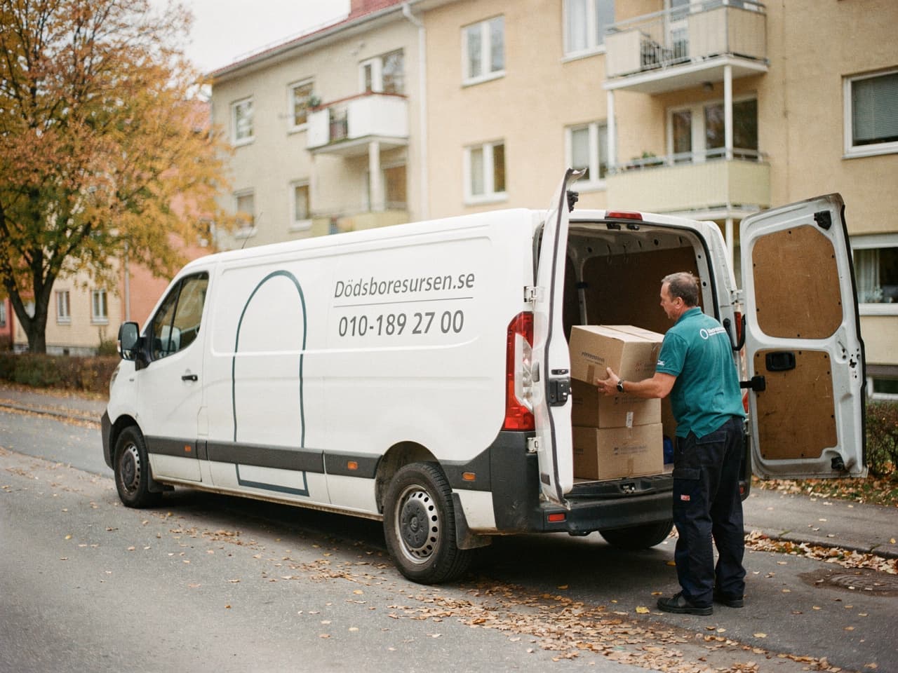 Dödsboresursens servicebil på en bostadsgata på Lidingö