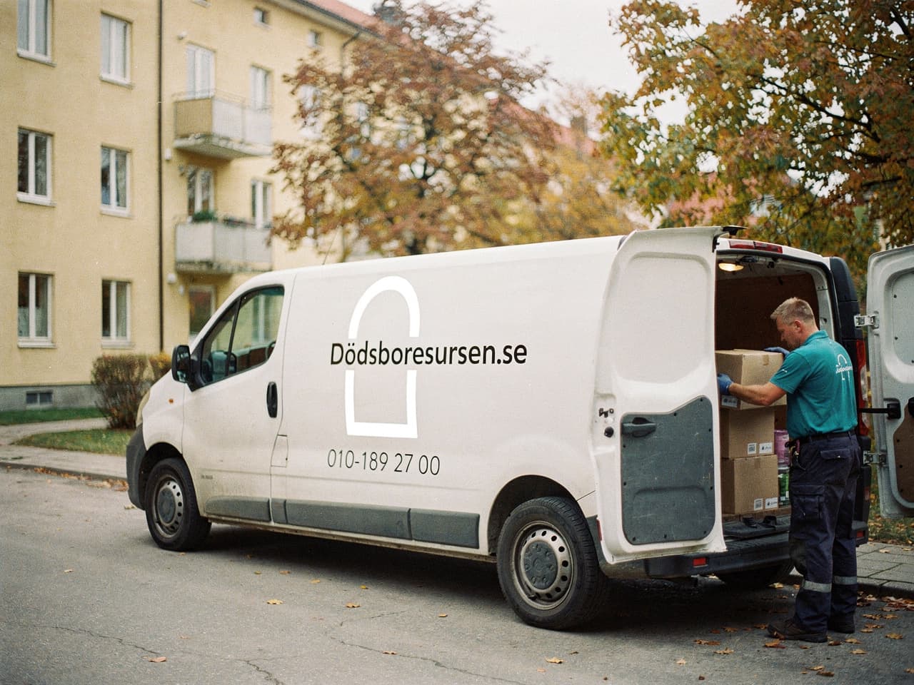Dödsboresursens servicebil på en bostadsgata i Ljungby