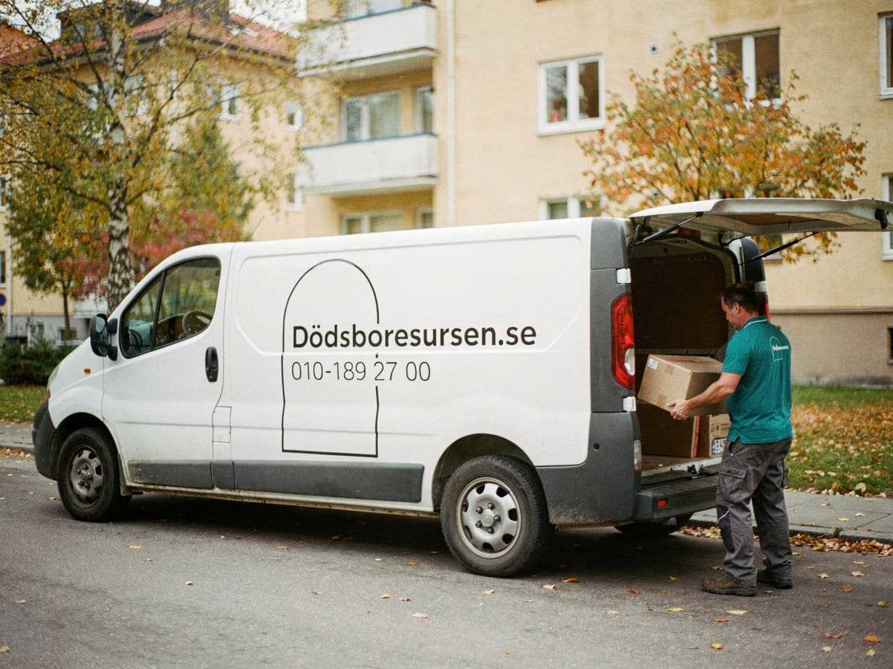 Dödsboresursens servicebil på en bostadsgata i Mariestad