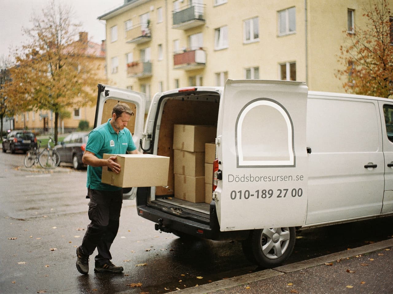 Dödsboresursens servicebil på en bostadsgata i Nacka