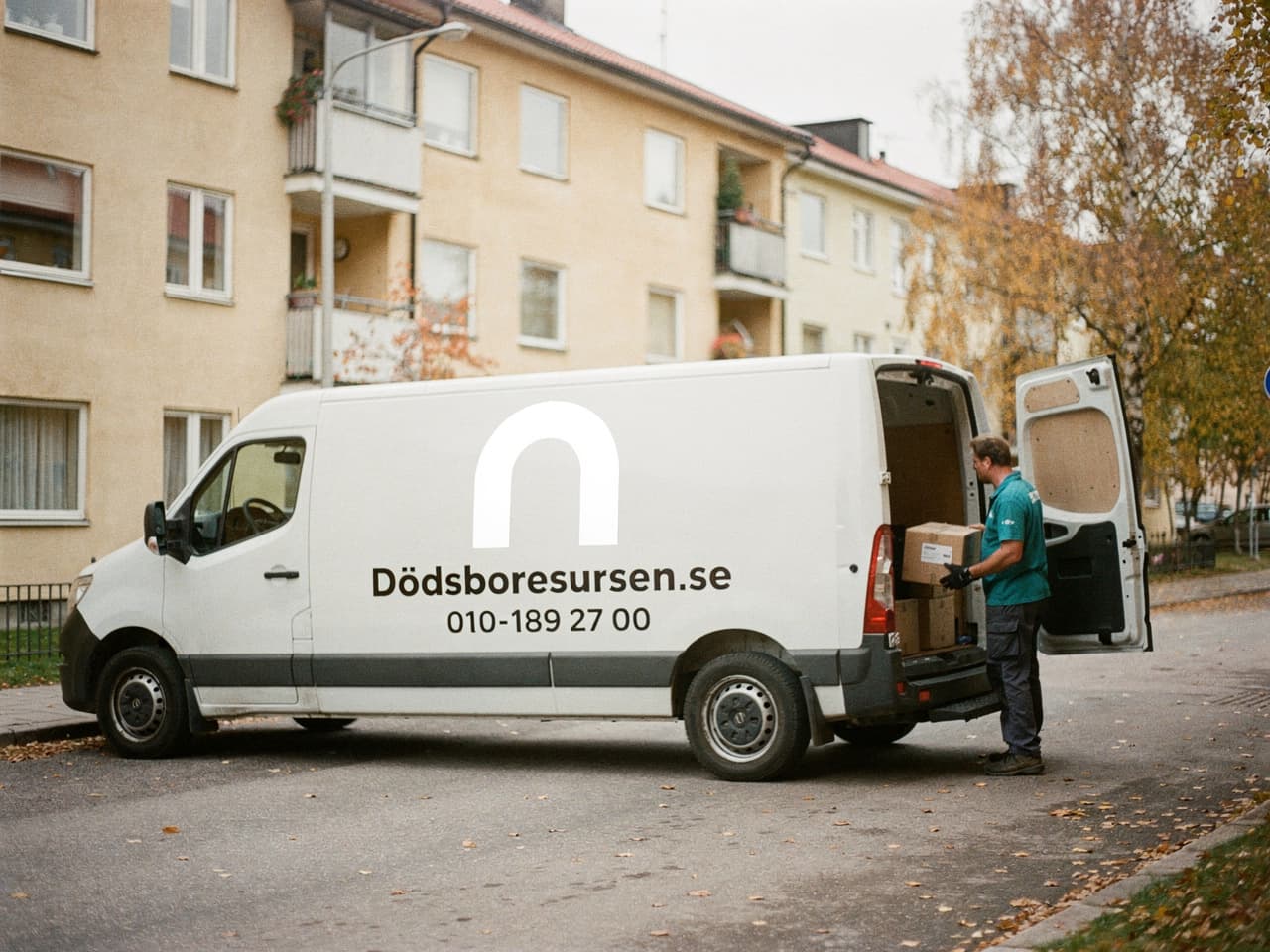 Dödsboresursens servicebil på en bostadsgata i Oskarshamn