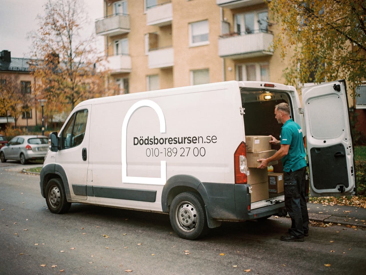 Dödsboresursens servicebil på en bostadsgata i Sandviken