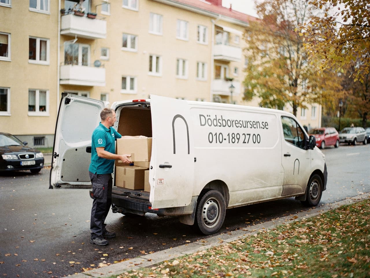 Dödsboresursens servicebil på en bostadsgata i Solna