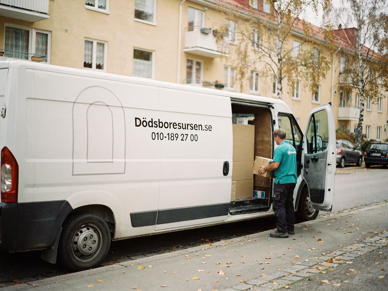Dödsboresursens servicebil på en bostadsgata i Sundbyberg