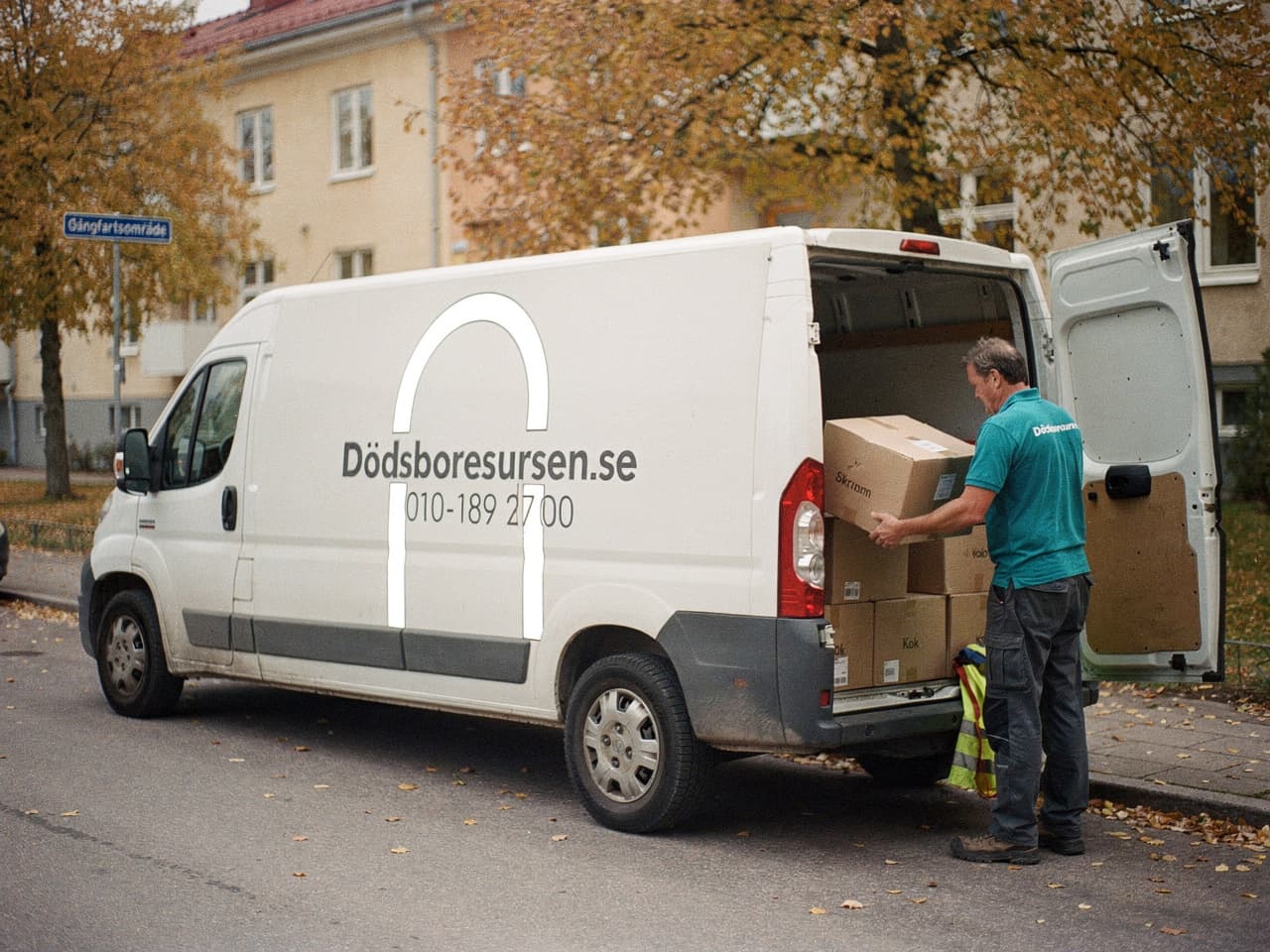 Dödsboresursens servicebil på en bostadsgata i Trelleborg