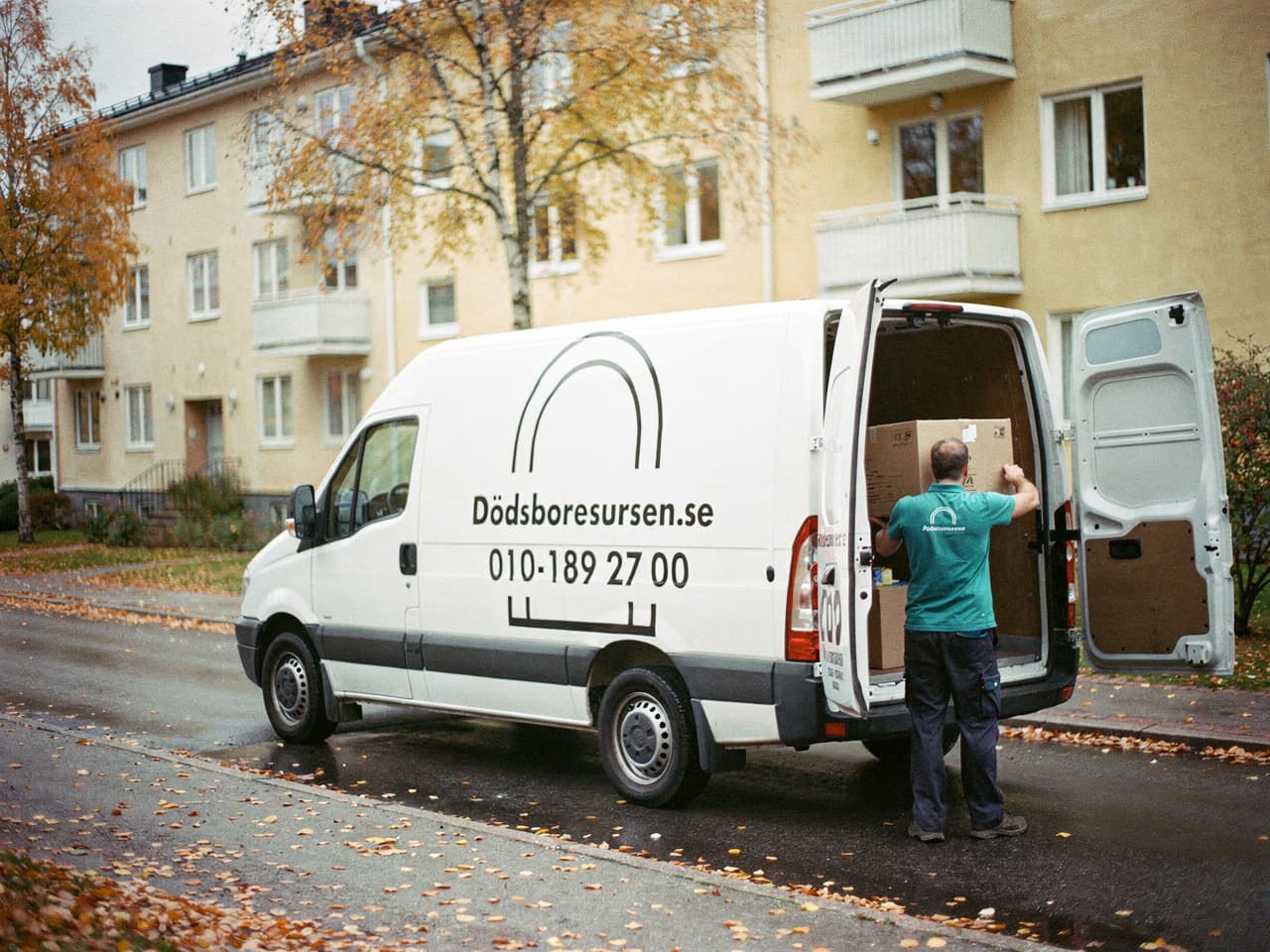 Dödsboresursens servicebil på en bostadsgata i Tyresö