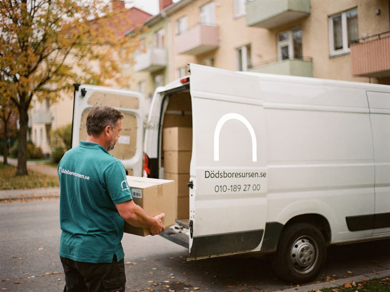 Dödsboresursens servicebil på en bostadsgata i Höllviken