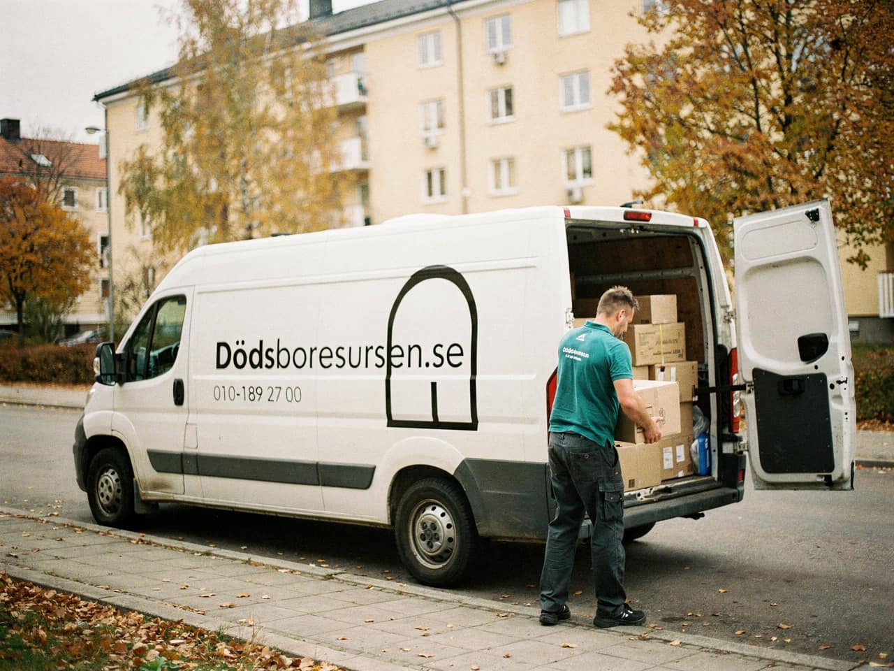 Dödsboresursens servicebil på en bostadsgata i Boden