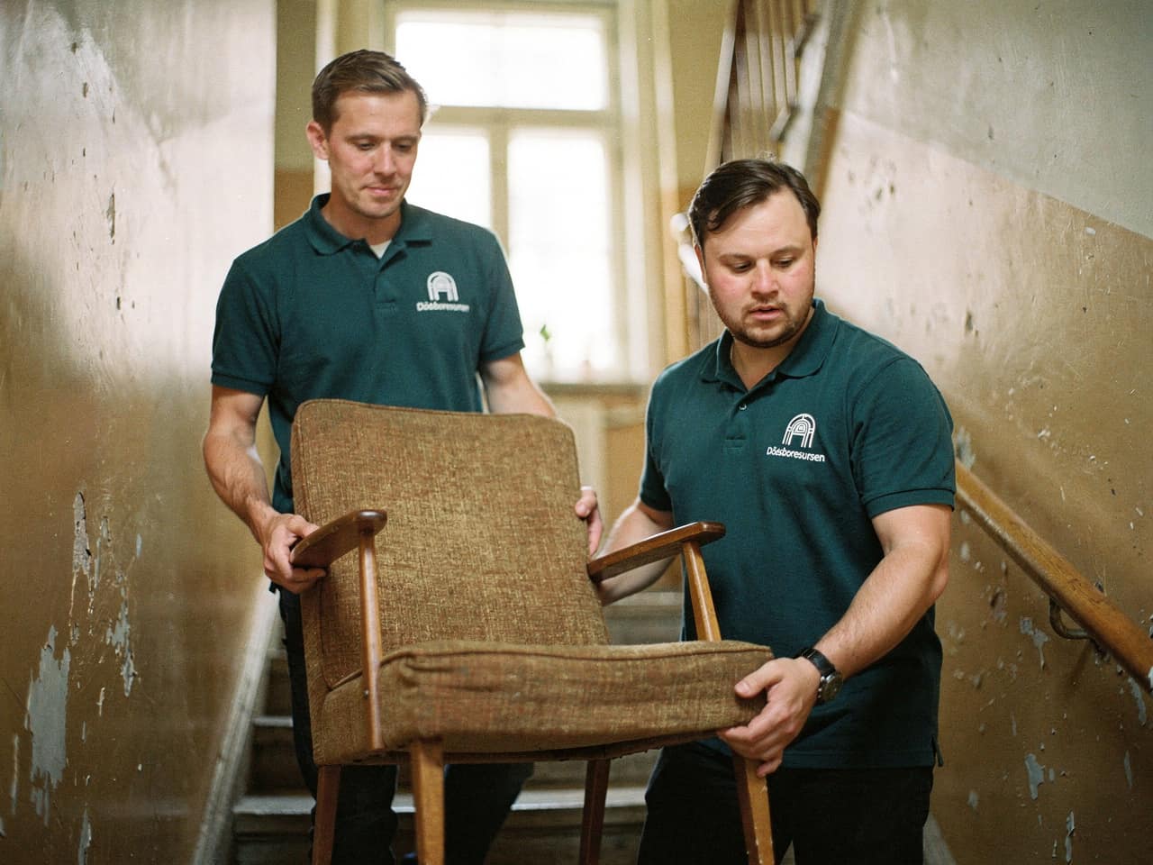 Tömning av dödsbo i Bollnäs, personal bär varsamt ut möbler