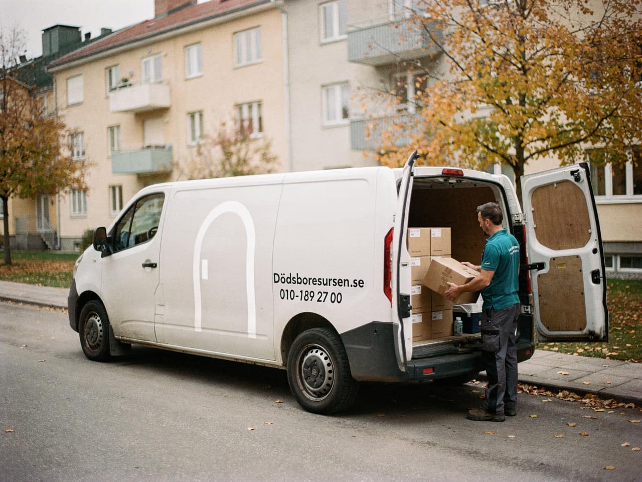 Dödsboresursens servicebil på en gata i Falun