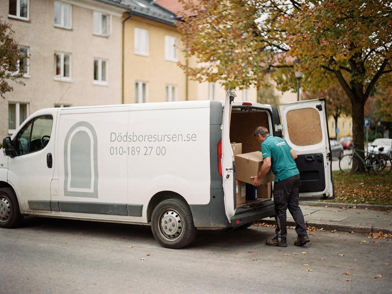 Dödsboresursens servicebil på en bostadsgata i Finspång