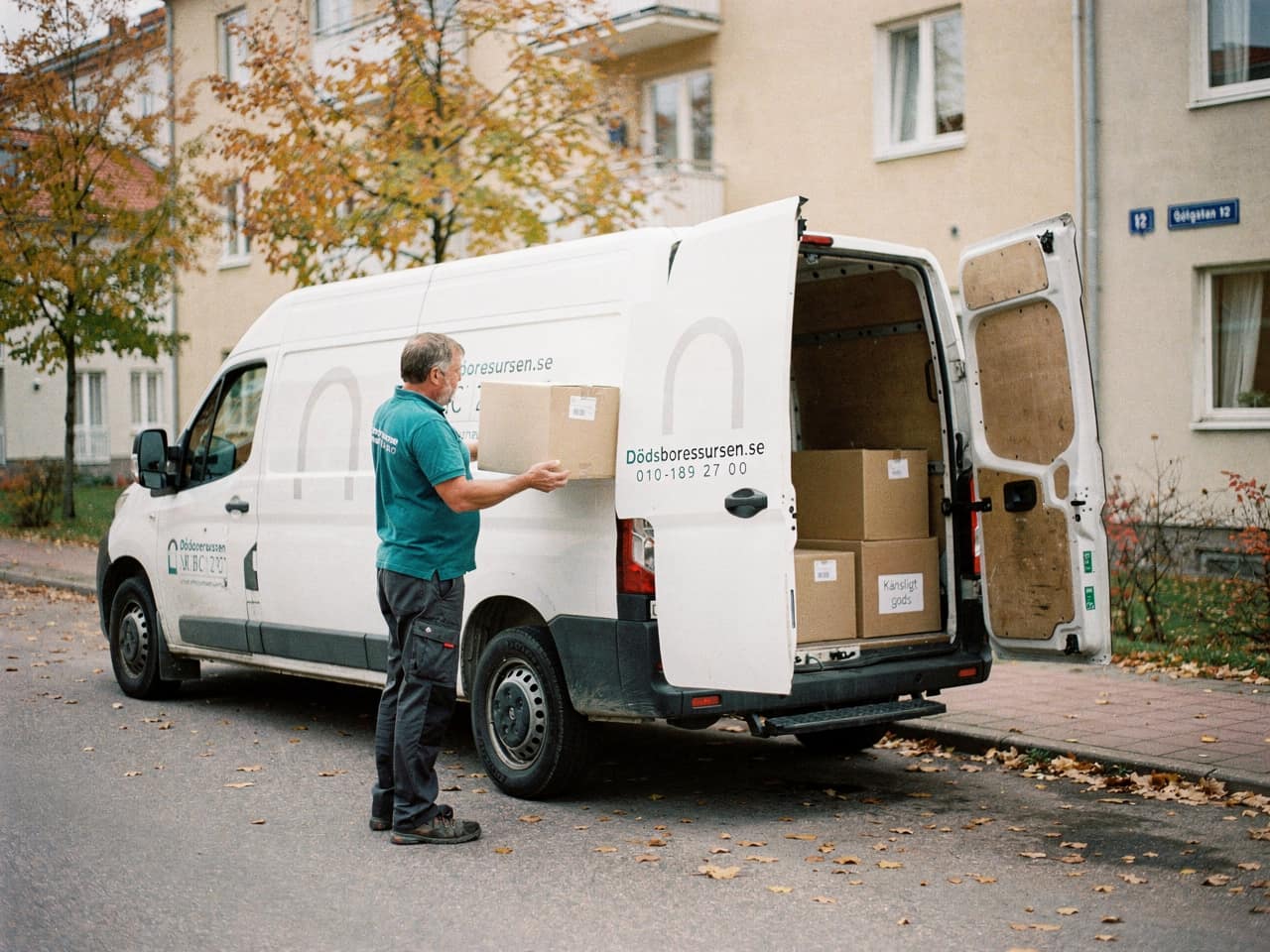 Dödsboresursens servicebil på en bostadsgata i Härnösand