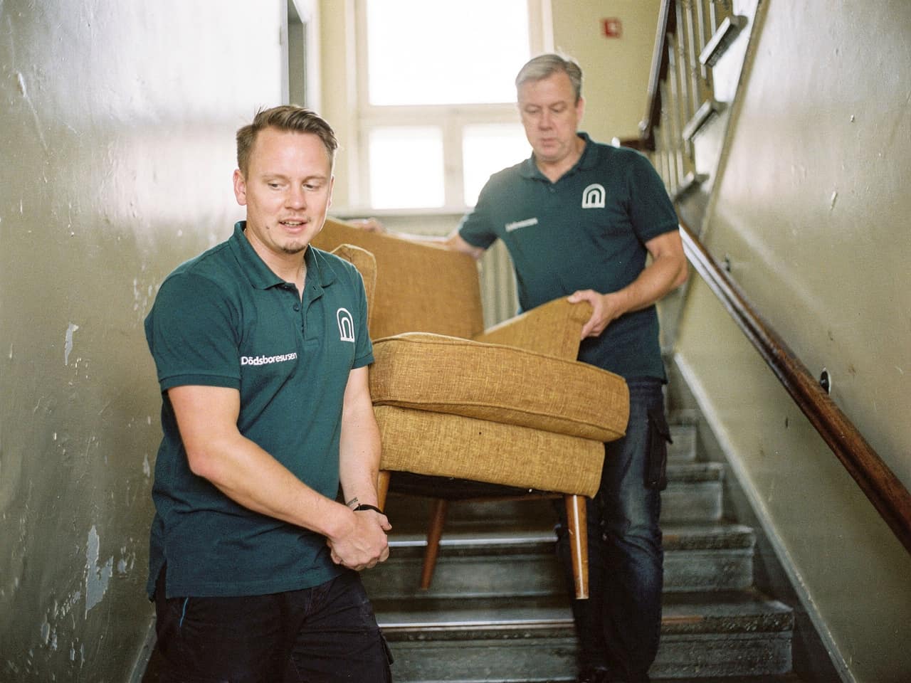 Tömning av dödsbo i Huddinge, personal bär varsamt ut möbler