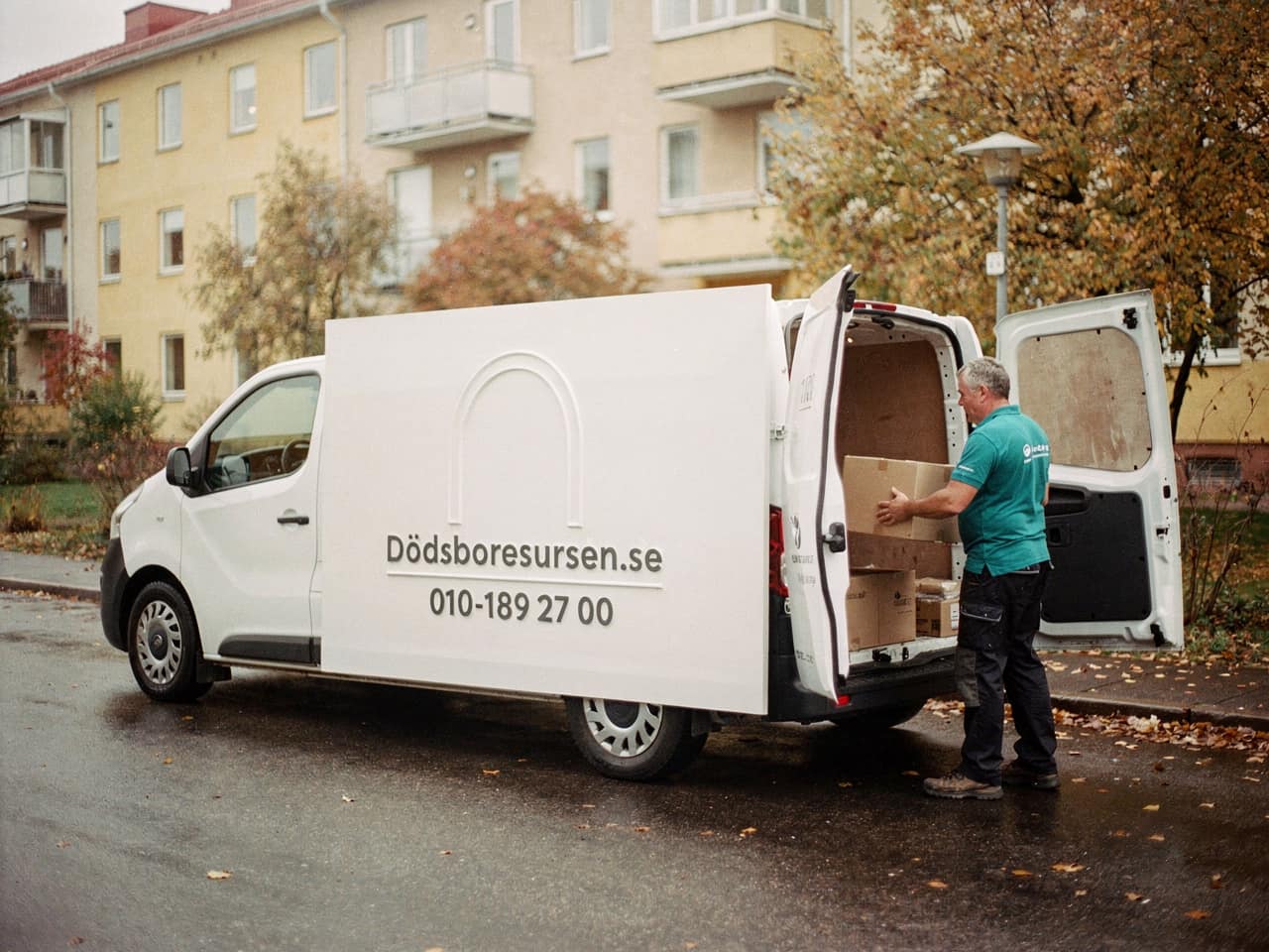 Dödsboresursens servicebil på en bostadsgata i Huddinge