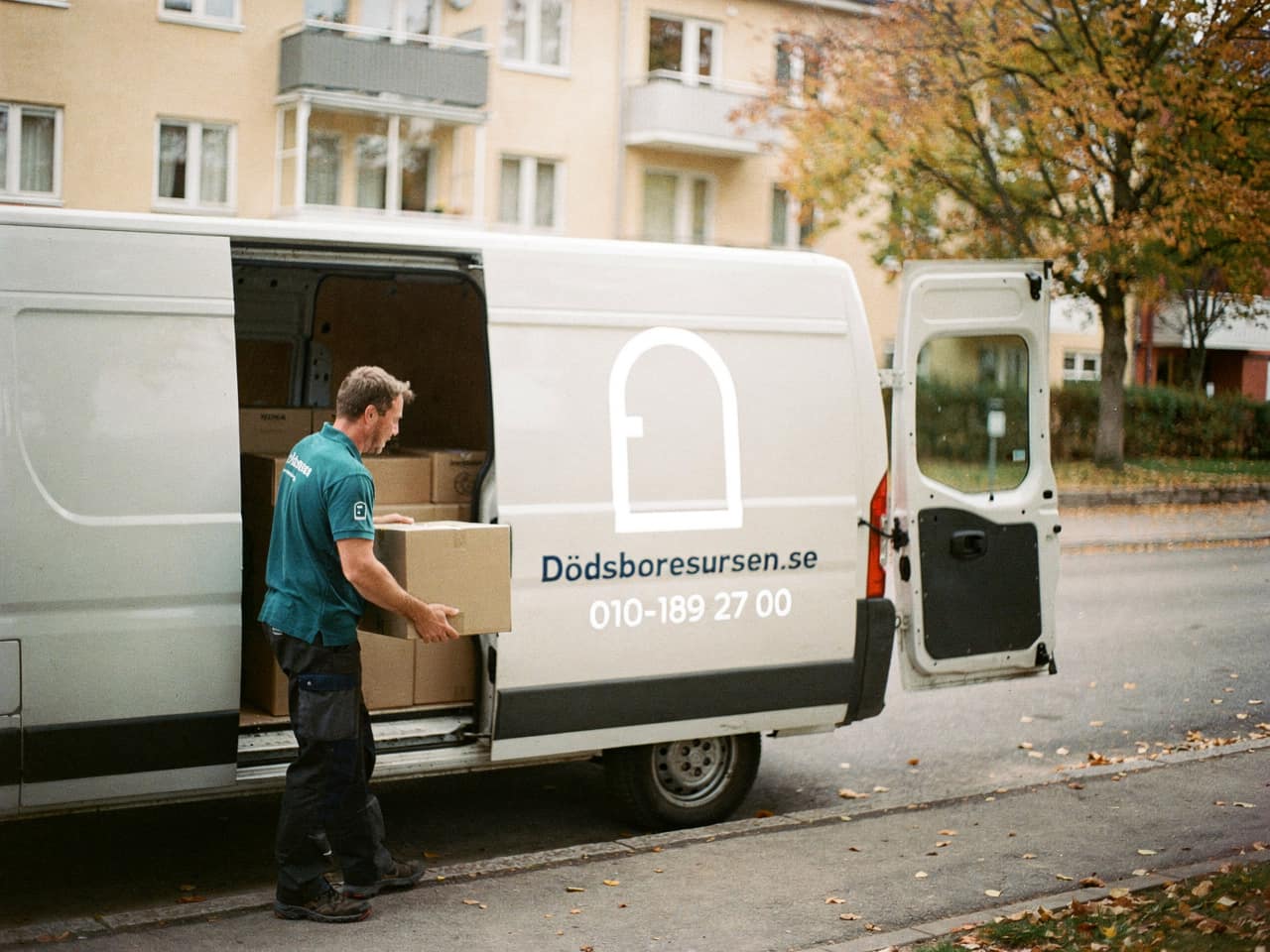 Dödsboresursens servicebil på en gata i Karlstad