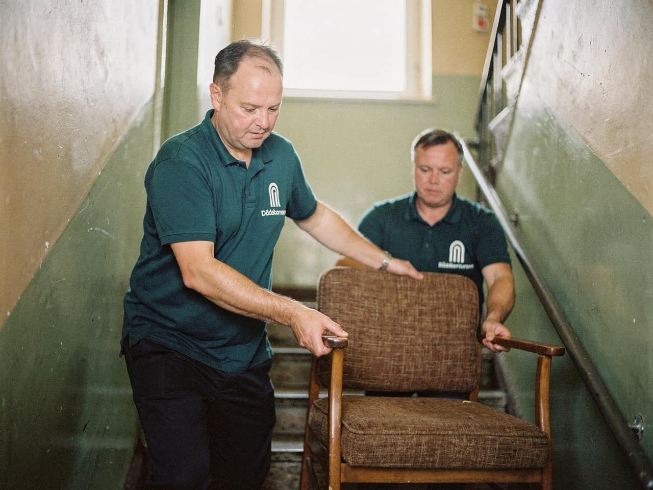 Tömning av dödsbo i Kungälv, personal bär varsamt ut möbler