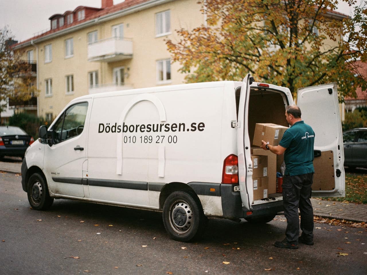 Dödsboresursens servicebil på en bostadsgata i Lerum