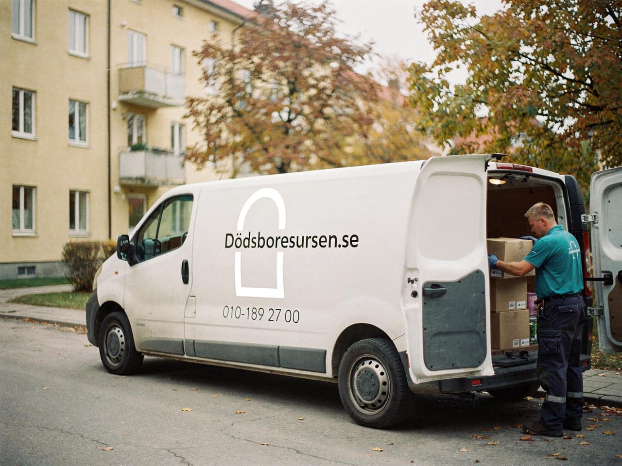 Dödsboresursens servicebil på en bostadsgata i Ljungby