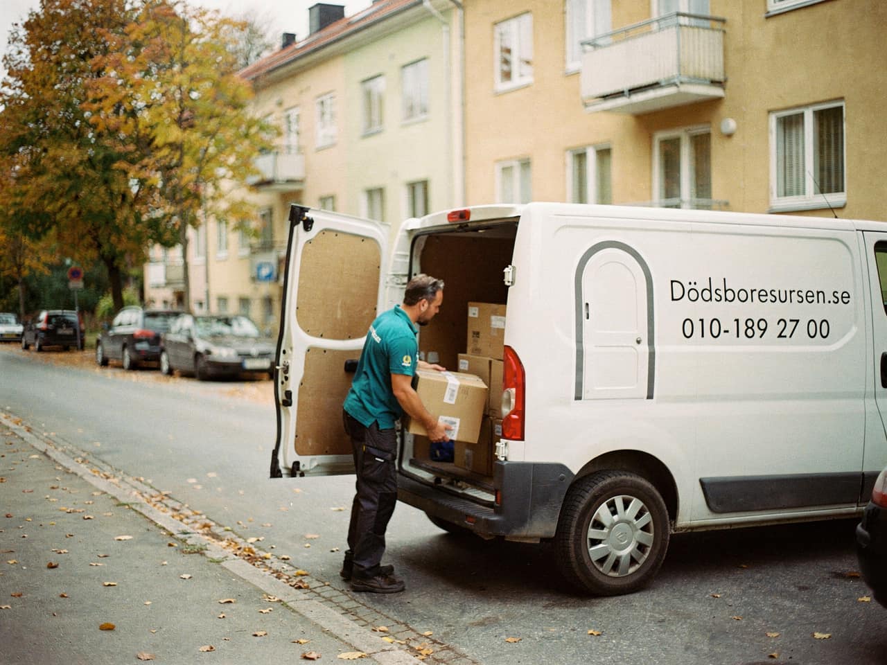 Dödsboresursens servicebil på en bostadsgata i Mora