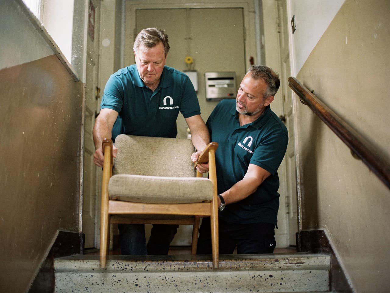 Tömning av dödsbo i Örebro, personal bär varsamt ut möbler