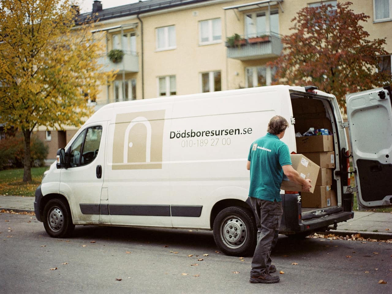 Dödsboresursens servicebil på en bostadsgata i Åkersberga