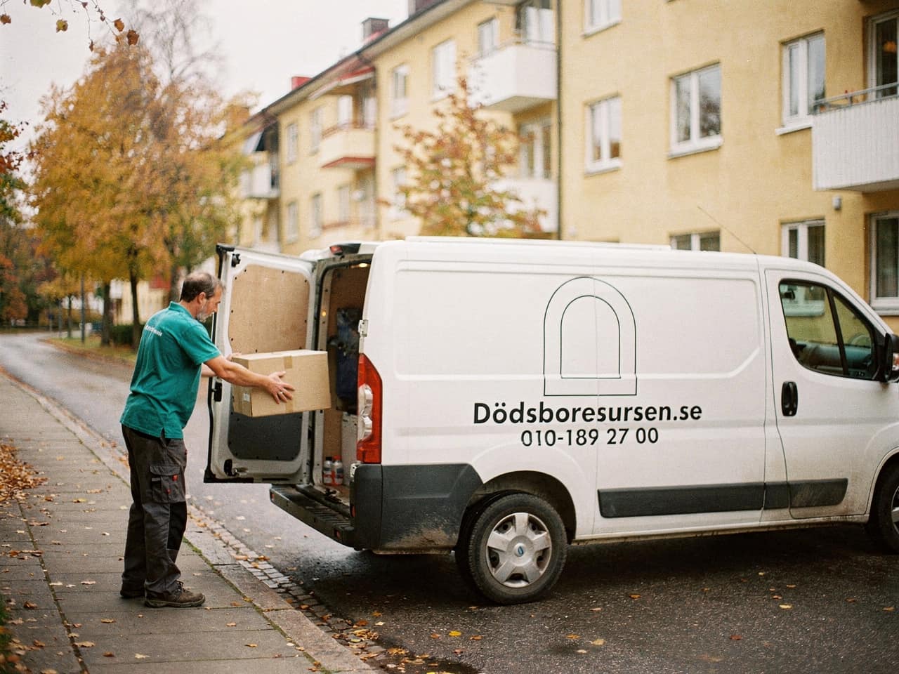 Dödsboresursens servicebil på en bostadsgata i Partille