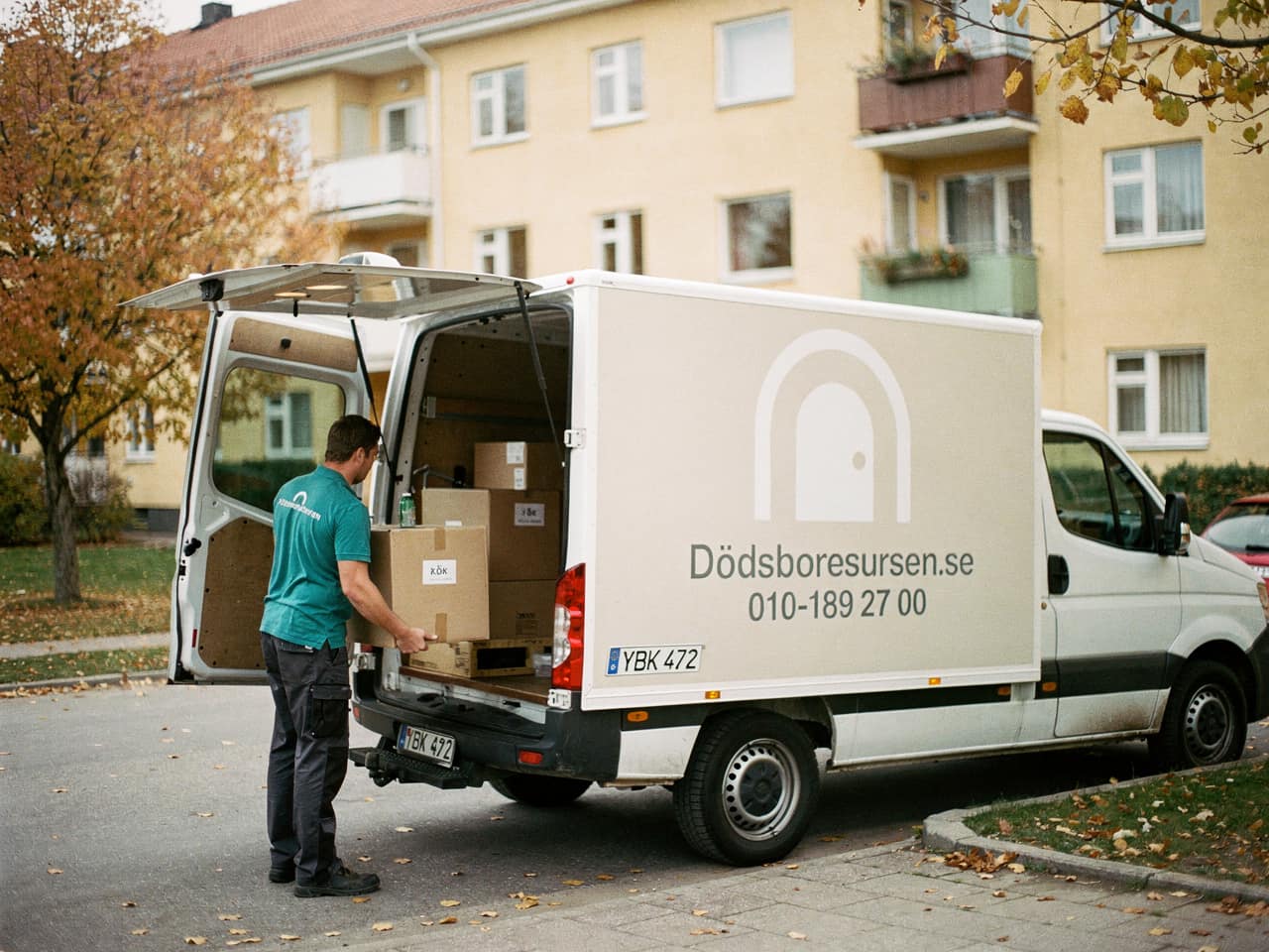 Dödsboresursens servicebil på en bostadsgata i Sala
