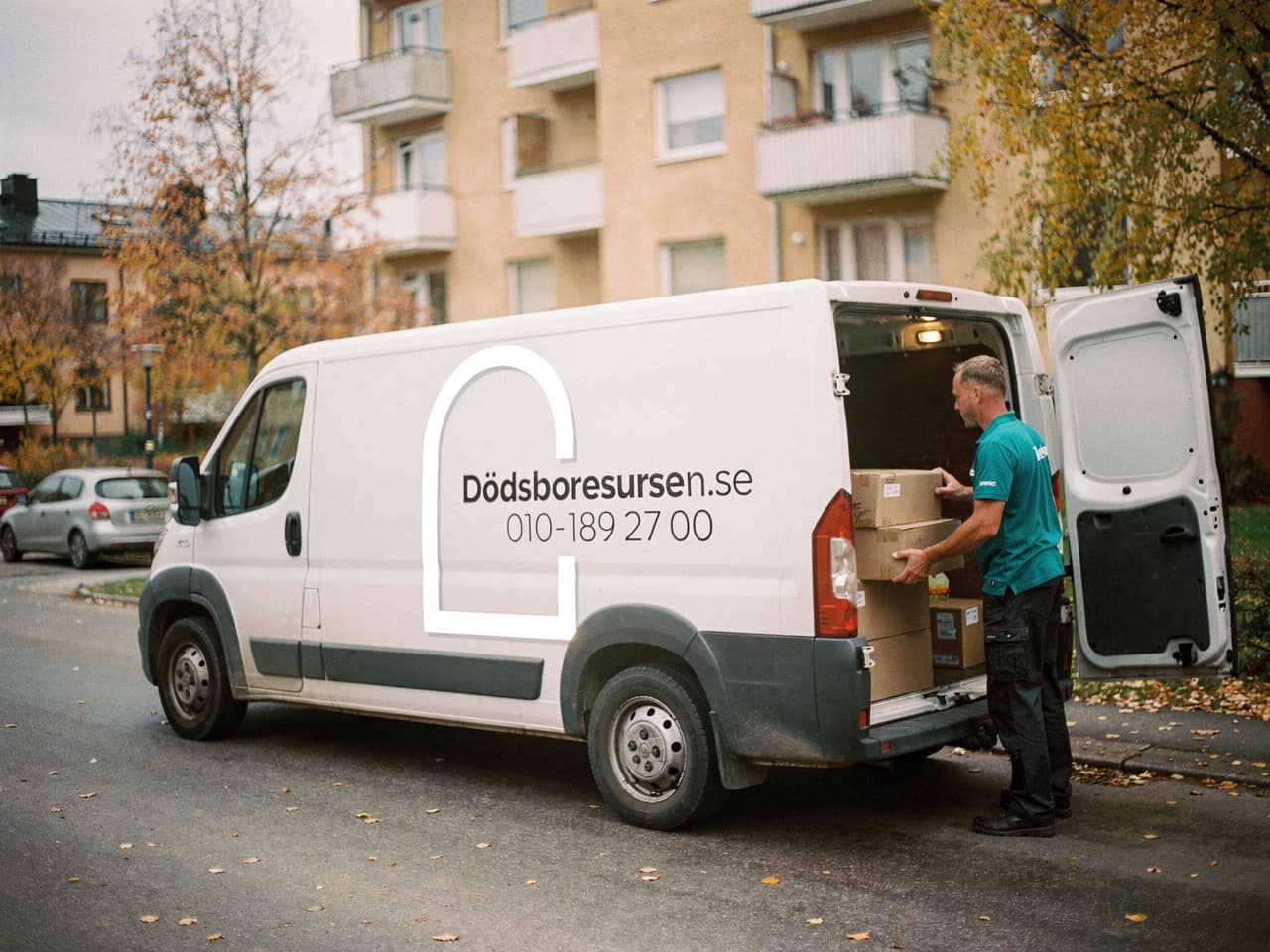 Dödsboresursens servicebil på en bostadsgata i Sandviken