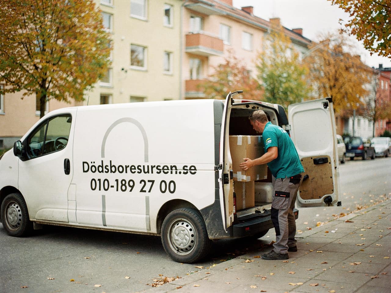 Dödsboresursens servicebil på en bostadsgata i Märsta