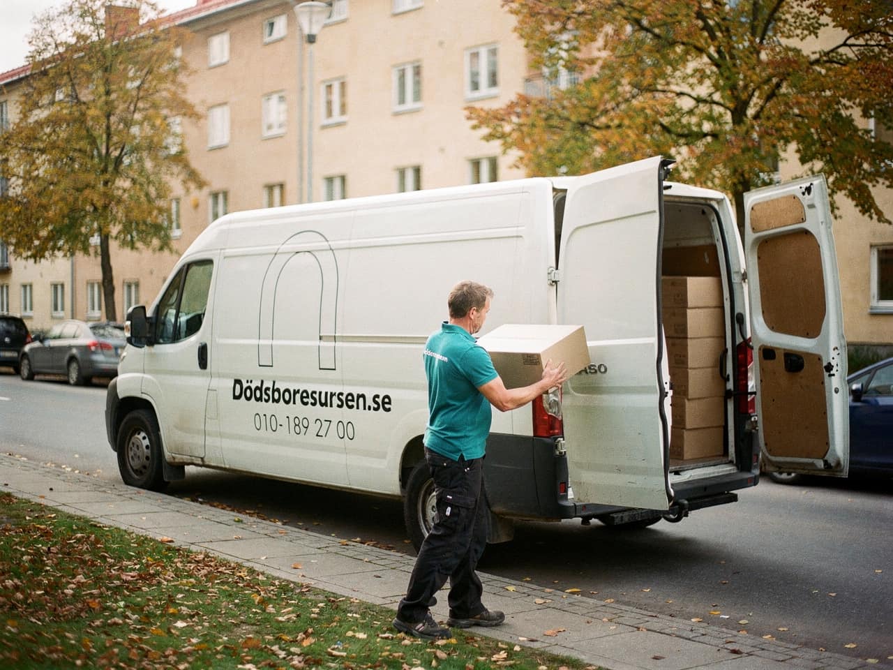 Dödsboresursens servicebil på en bostadsgata i Söderhamn