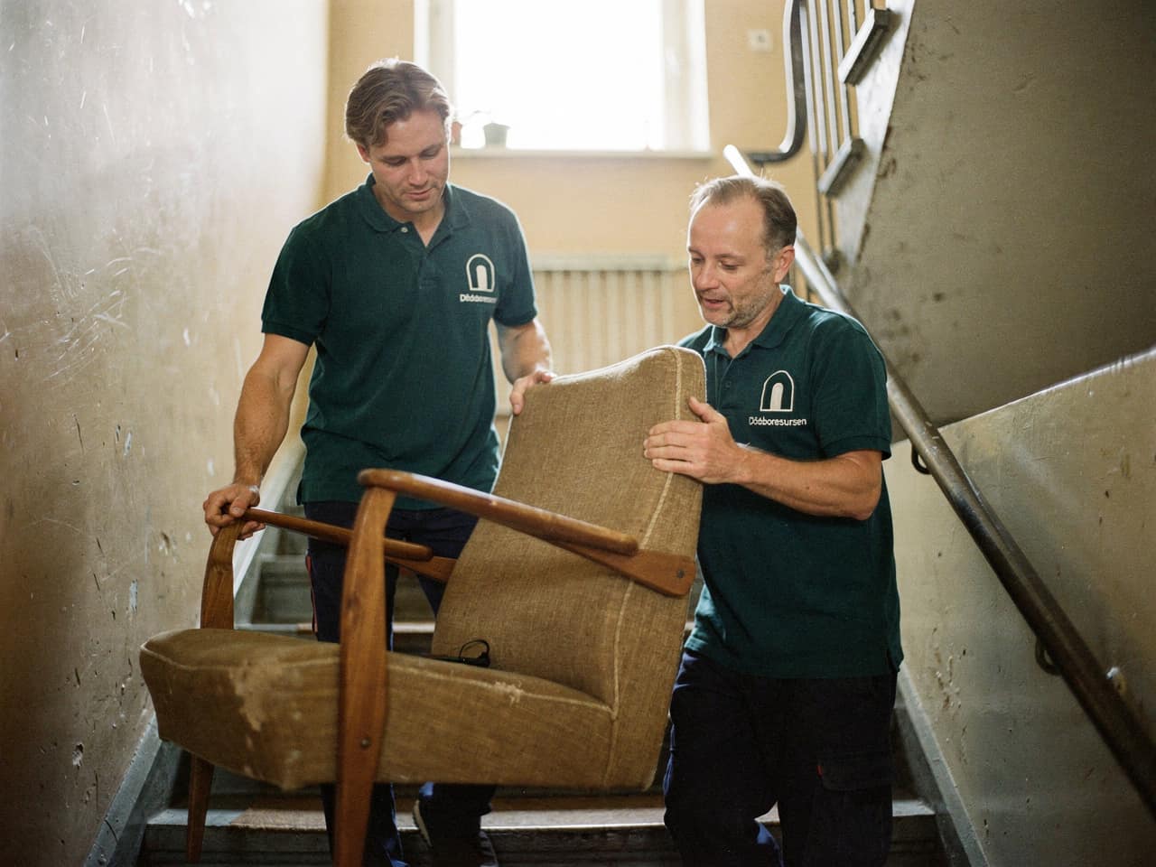 Tömning av dödsbo i Trelleborg, personal bär varsamt ut möbler