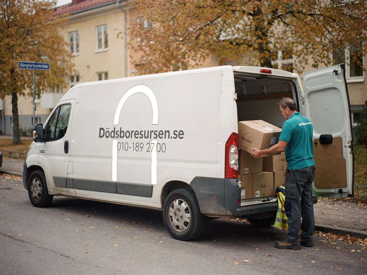 Dödsboresursens servicebil på en bostadsgata i Trelleborg