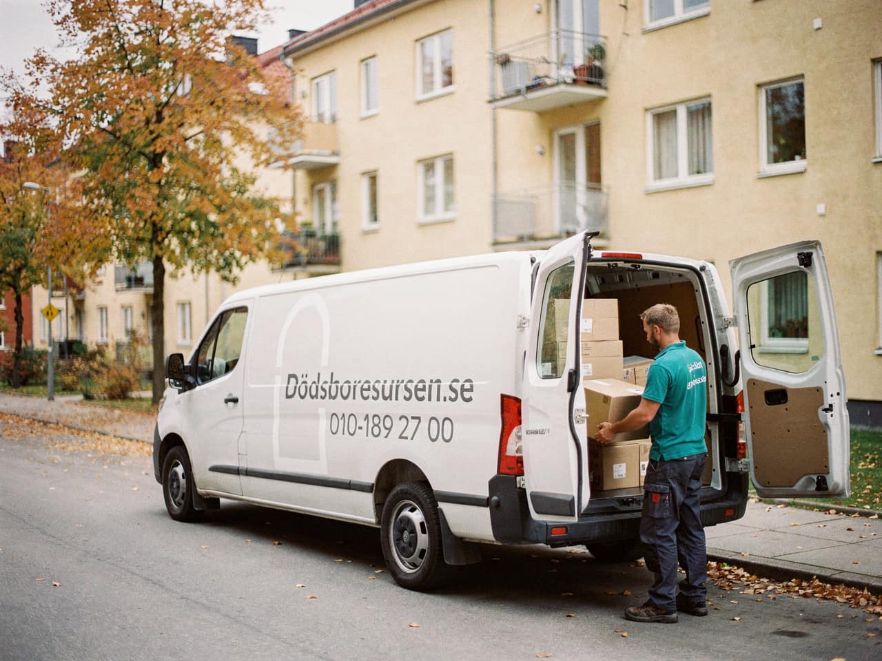 Dödsboresursens servicebil på en bostadsgata i Vänersborg
