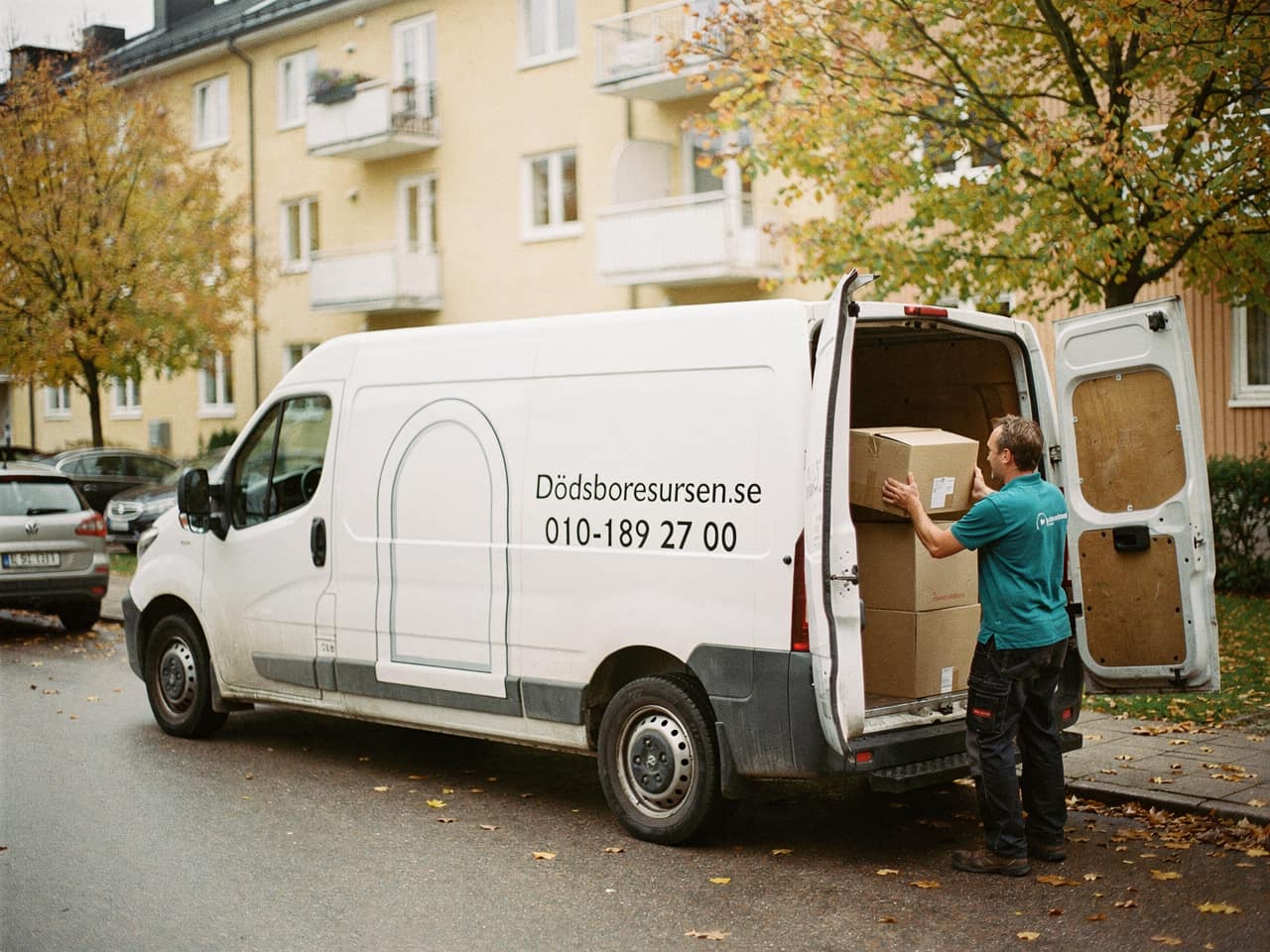 Dödsboresursens servicebil på en bostadsgata i Varberg