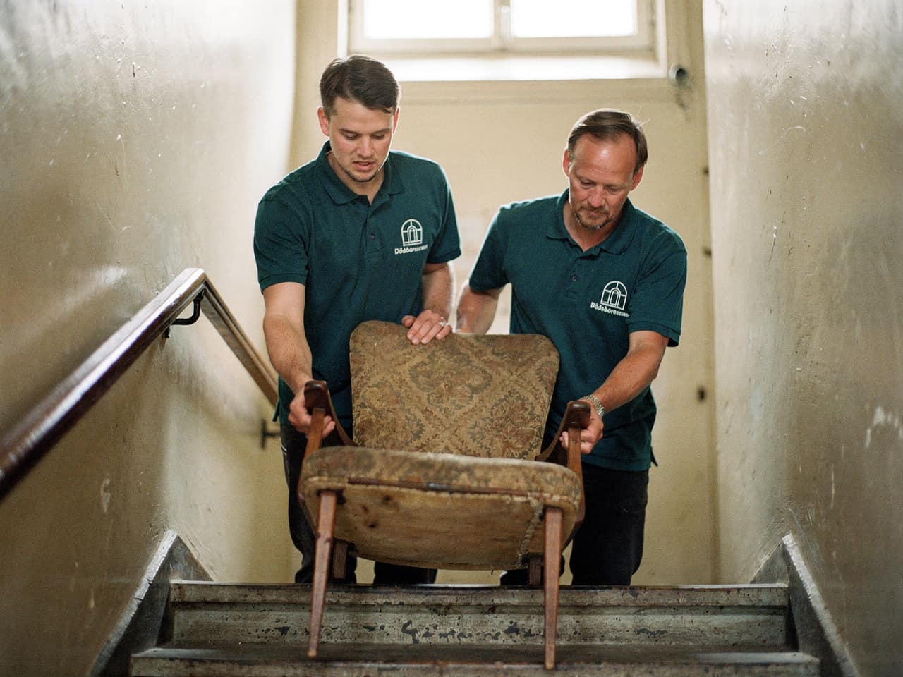 Tömning av dödsbo på Värmdö, personal bär varsamt ut möbler