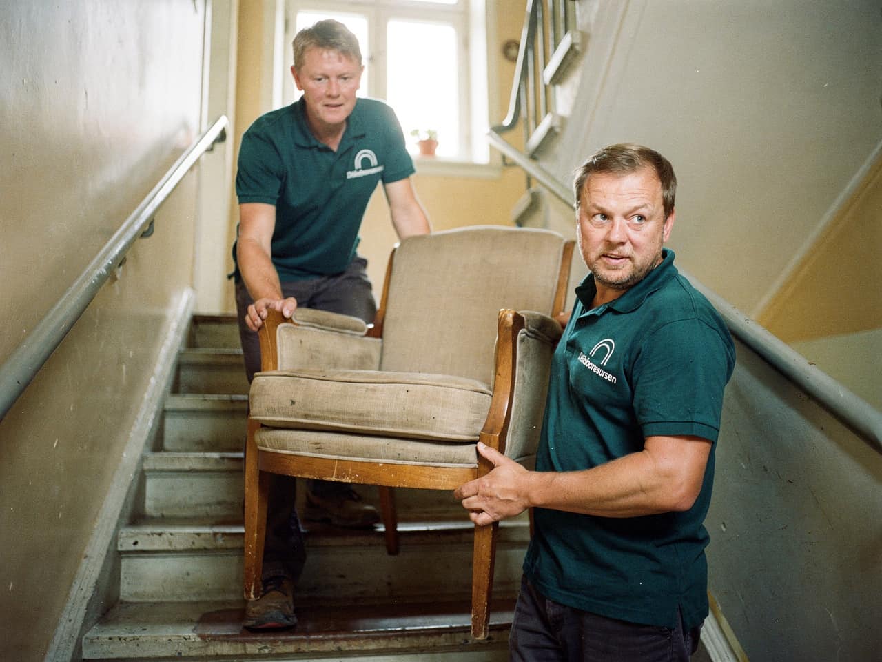 Tömning av dödsbo i Västerås, personal bär varsamt ut möbler