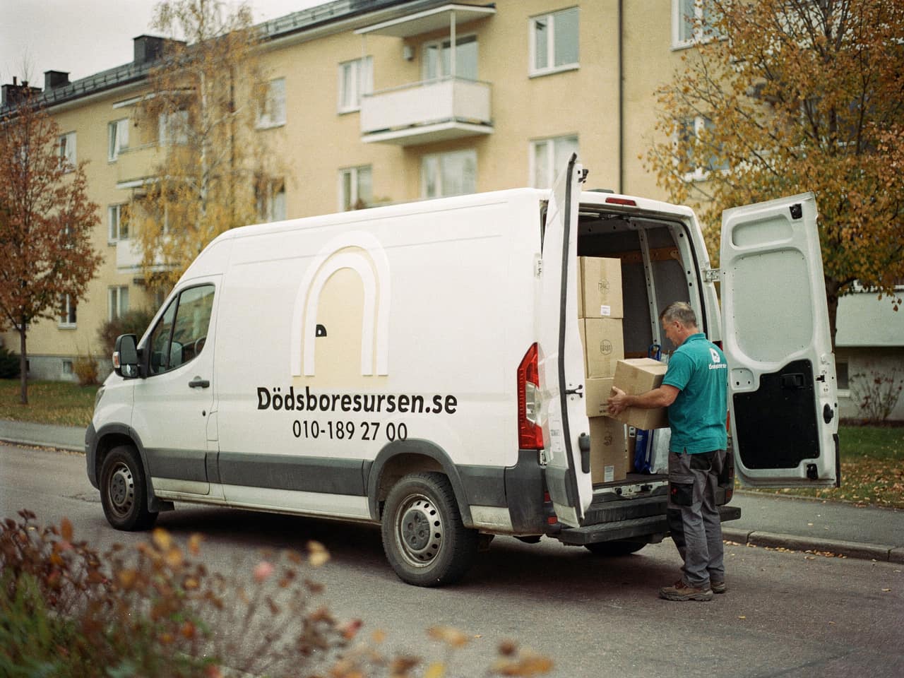 Dödsboresursens servicebil på en gata i Västerås