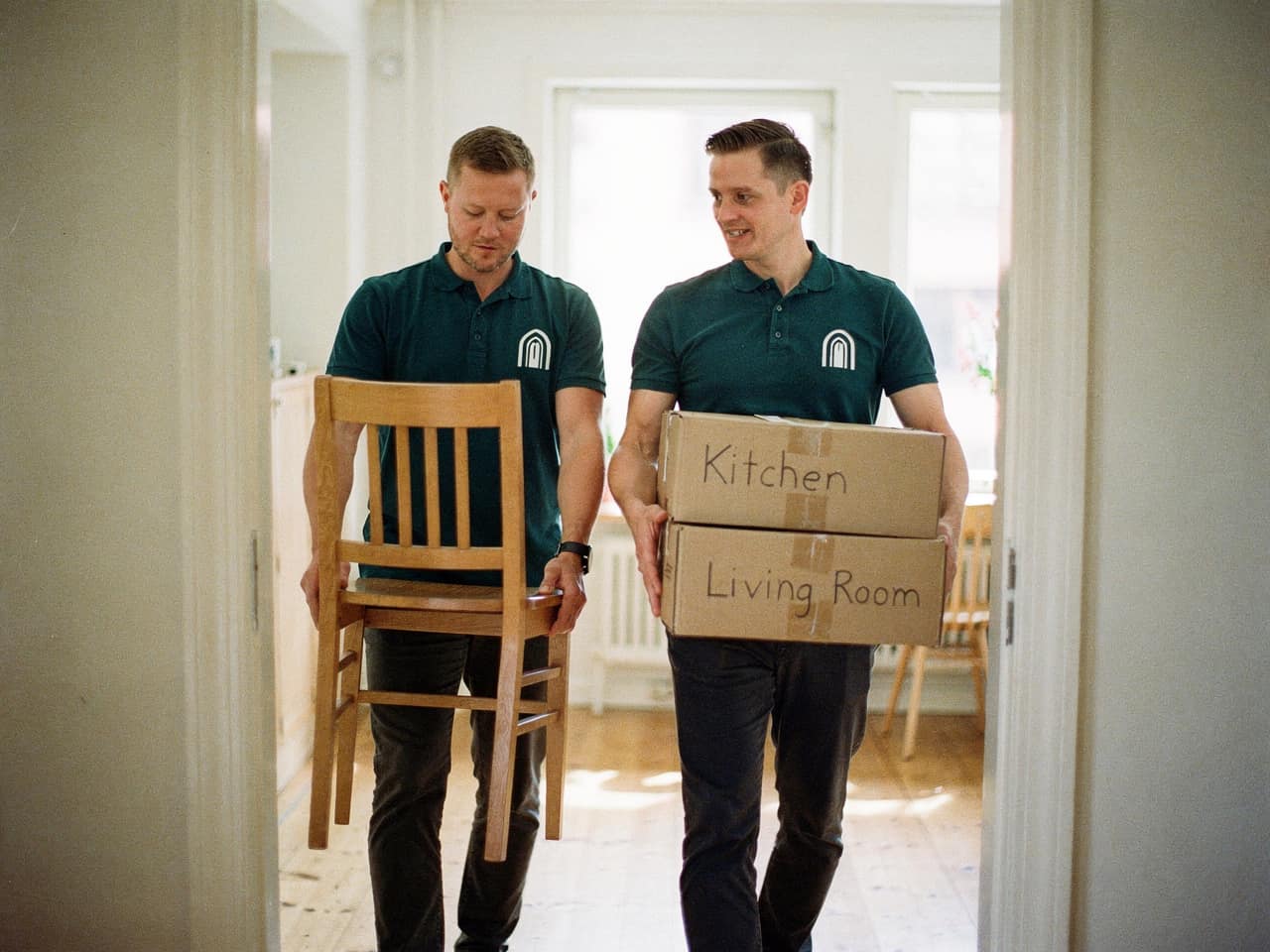 Team från Dödsboresursen tömmer ett dödsbo och bär ut möbler